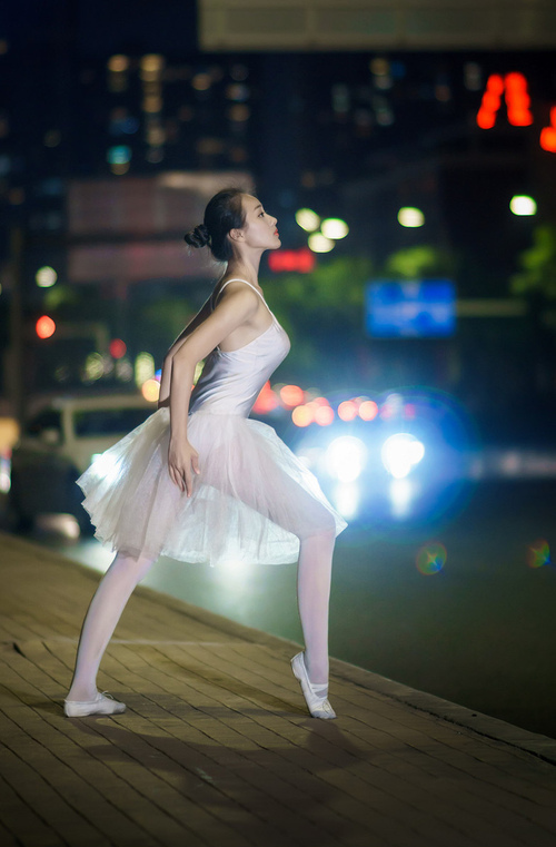 开云体育官网-钢铁防线上的橙色风帆，范戴克领衔荷兰在塞维利亚的战术突围